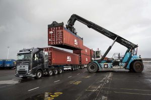 Volvo FH16 contro 750 tonnellate