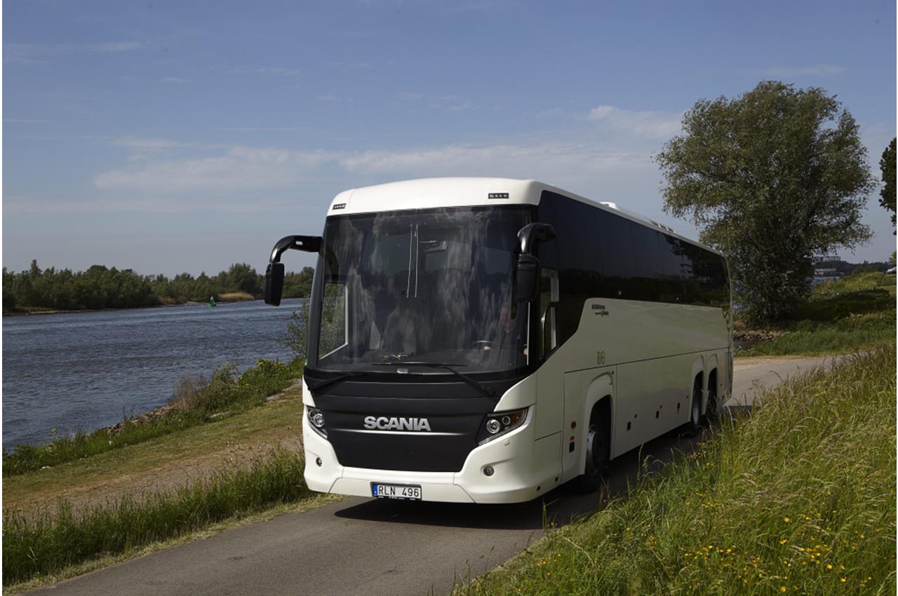 A Como arriva il primo autobus ibrido Scania - image 003340-000030386 on https://mezzipesanti.motori.net